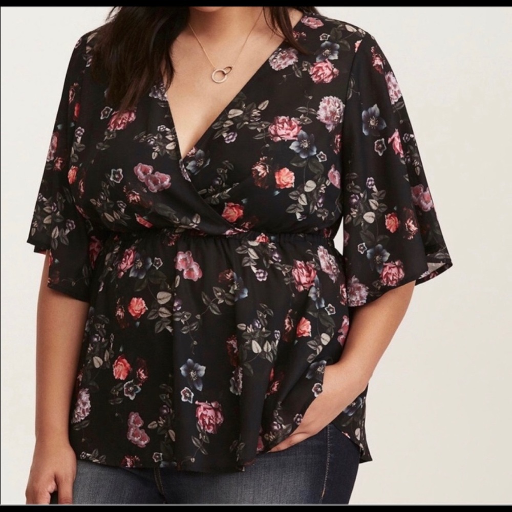 TORRID 2/XXL BLACK FLORAL STRETCH CHALLIS WRAP BABYDOLL TOP
